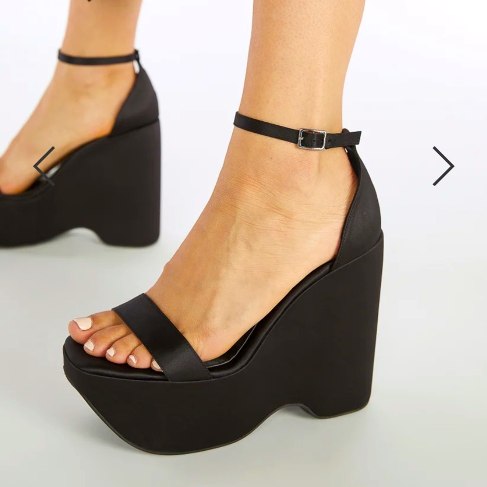 NWT Shoe Dazzle 7.5 Black Wedges